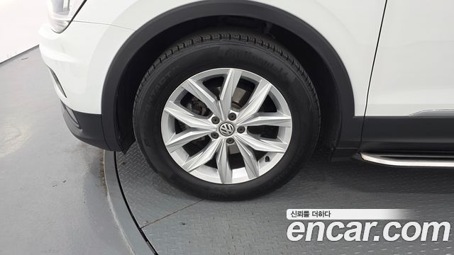Volkswagen Tiguan (II) 2.0 TDI Premium 2018 — фото 5
