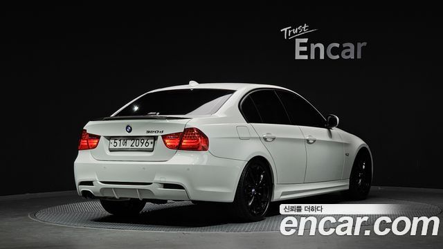 BMW 3 Series (E90) 320d Sedan Black and White 2011 — фото 2
