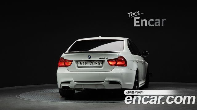 BMW 3 Series (E90) 320d Sedan Black and White 2011 — фото 4