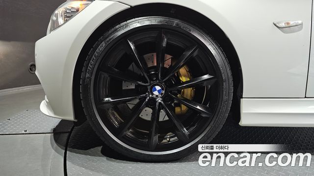 BMW 3 Series (E90) 320d Sedan Black and White 2011 — фото 5