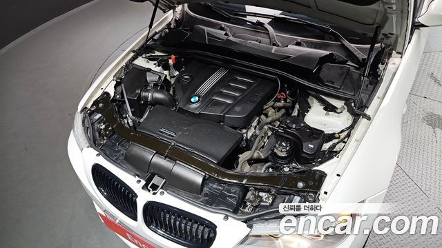BMW 3 Series (E90) 320d Sedan Black and White 2011 — фото 6