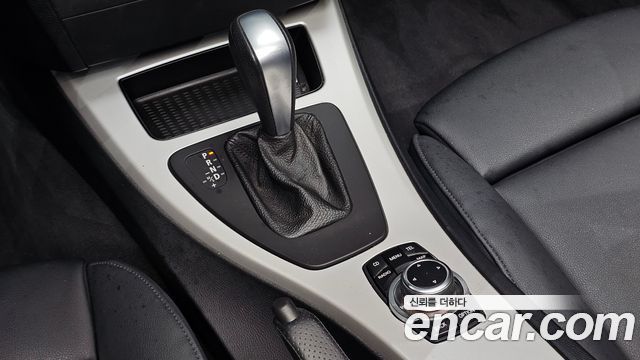 BMW 3 Series (E90) 320d Sedan Black and White 2011 — фото 9