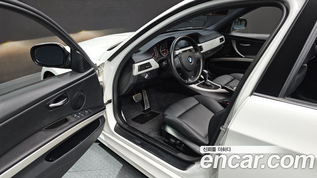 BMW 3 Series (E90) 320d Sedan Black and White 2011 — фото 10