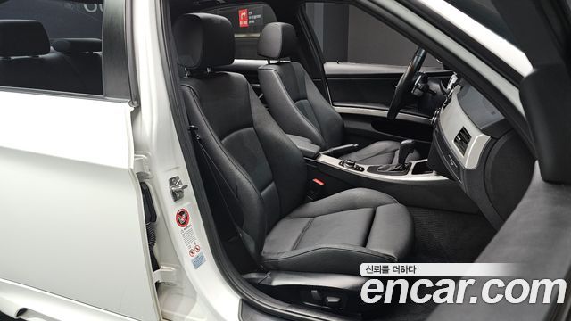 BMW 3 Series (E90) 320d Sedan Black and White 2011 — фото 15