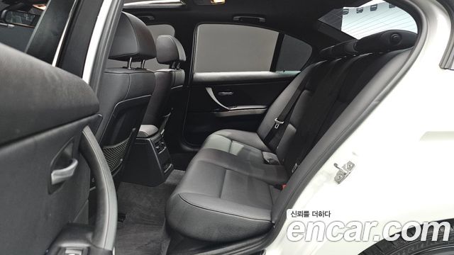 BMW 3 Series (E90) 320d Sedan Black and White 2011 — фото 16