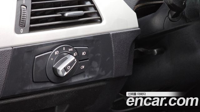 BMW 3 Series (E90) 320d Sedan Black and White 2011 — фото 18