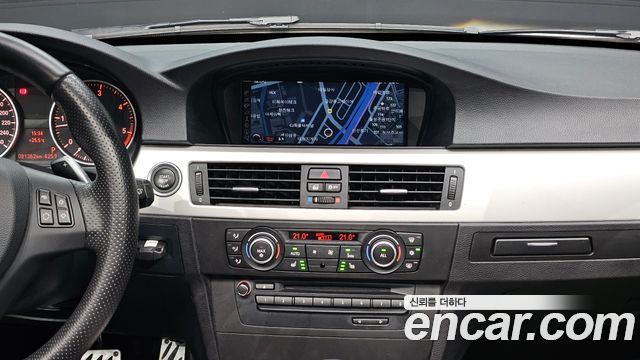 BMW 3 Series (E90) 320d Sedan Black and White 2011 — фото 19