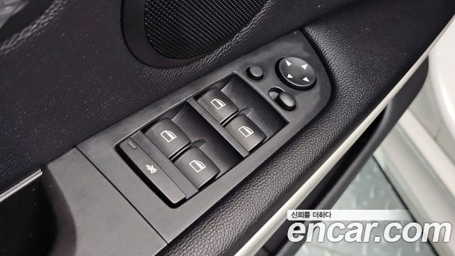 BMW 3 Series (E90) 320d Sedan Black and White 2011 — фото 23