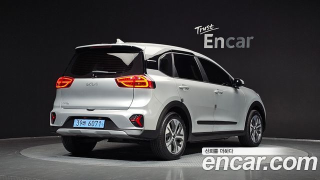 Kia Niro Plus Air 2023 — фото 2