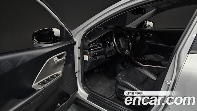 Kia Niro Plus Air 2023 — фото 9