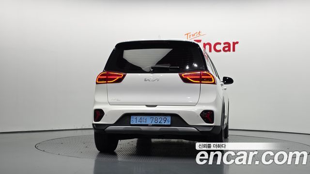 Kia Niro Plus Air 2023 — фото 4