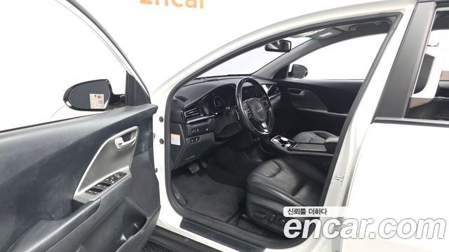 Kia Niro Plus Air 2023 — фото 10