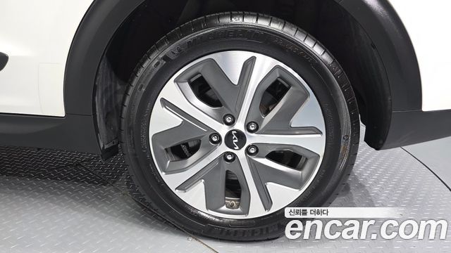 Kia Niro Plus Air 2023 — фото 27