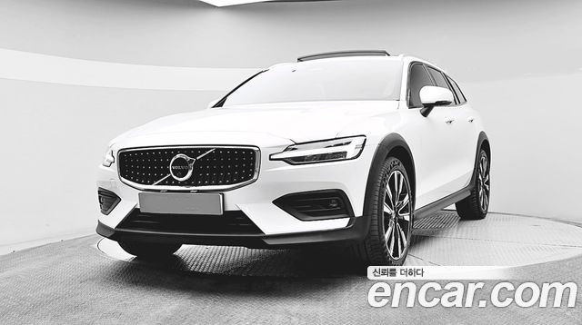 Volvo V60 Cross Country (II) B5 Ultimate AWD 2023 — фото 1