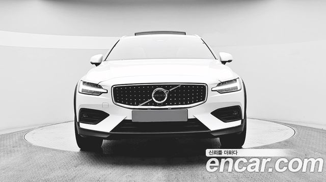 Volvo V60 Cross Country (II) B5 Ultimate AWD 2023 — фото 2