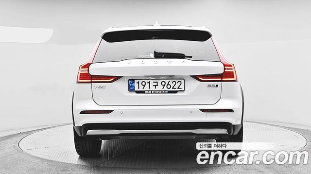 Volvo V60 Cross Country (II) B5 Ultimate AWD 2023 — фото 3