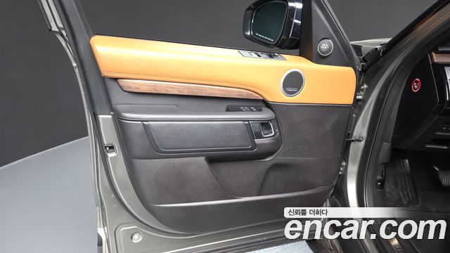 Land Rover Discovery 5 3.0 TD6 HSE Luxury 2018 — фото 24