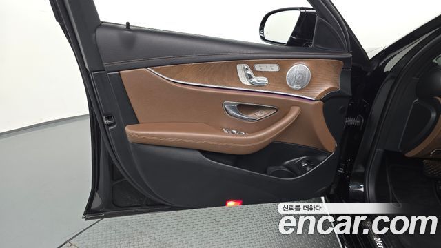 Mercedes-Benz E-Class (W213) E300e 4MATIC Exclusive 2021 — фото 24