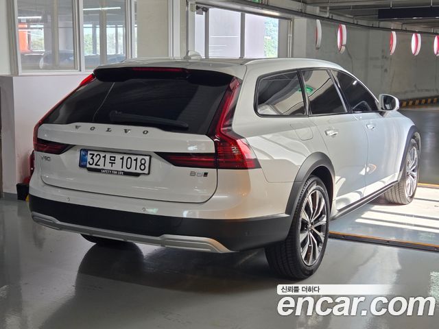 Volvo V90 Cross Country B5 Ultra AWD 2025 — фото 2
