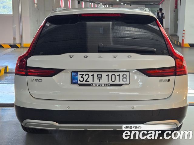 Volvo V90 Cross Country B5 Ultra AWD 2025 — фото 4
