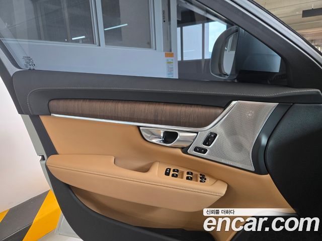 Volvo V90 Cross Country B5 Ultra AWD 2025 — фото 10