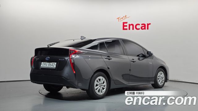 Toyota Prius (IV) 1.8 E 2018 — фото 2