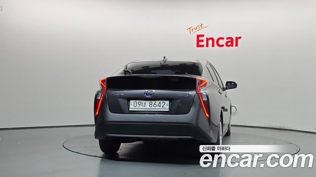 Toyota Prius (IV) 1.8 E 2018 — фото 4