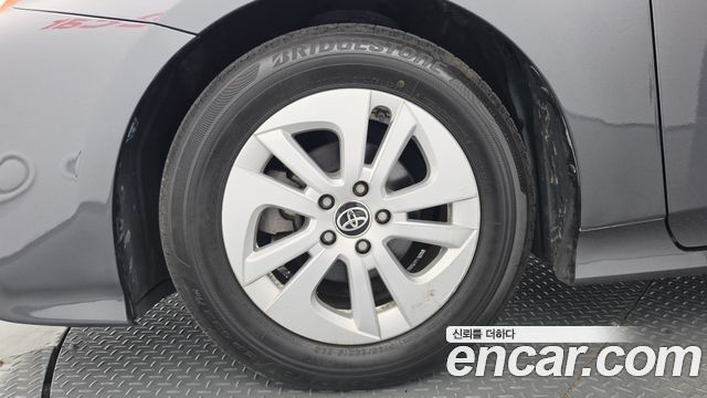 Toyota Prius (IV) 1.8 E 2018 — фото 5