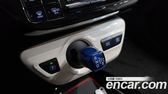 Toyota Prius (IV) 1.8 E 2018 — фото 9
