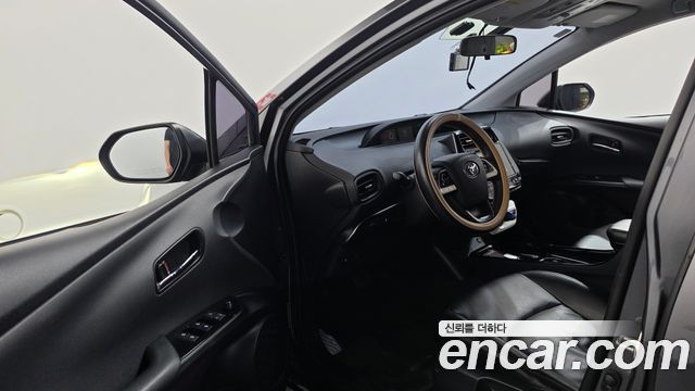 Toyota Prius (IV) 1.8 E 2018 — фото 10