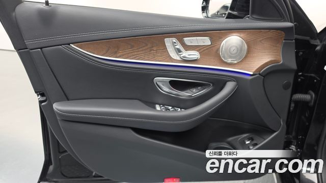 Mercedes-Benz E-Class (W213) E300e 4MATIC Exclusive 2023 — фото 24