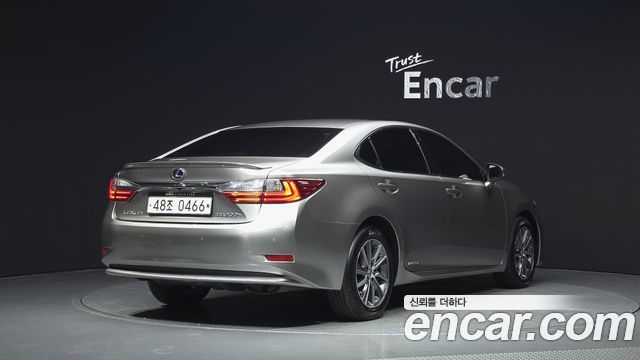 Lexus ES300h Supreme XV60 2017 — фото 2