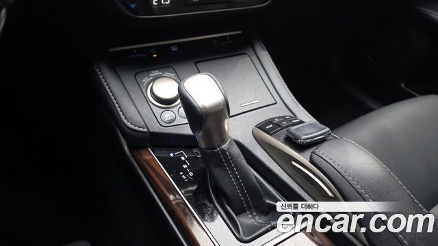 Lexus ES300h Supreme XV60 2017 — фото 9