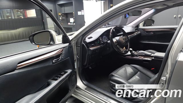 Lexus ES300h Supreme XV60 2017 — фото 10