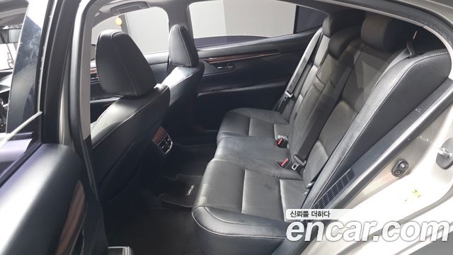 Lexus ES300h Supreme XV60 2017 — фото 12