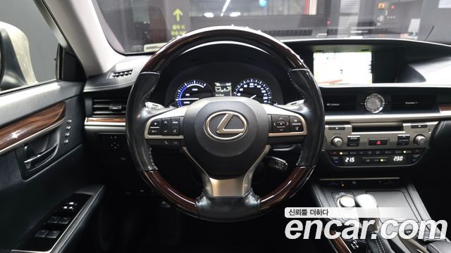 Lexus ES300h Supreme XV60 2017 — фото 13