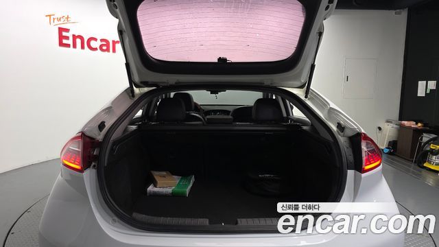 Hyundai Ioniq Electric Q 2017 — фото 24