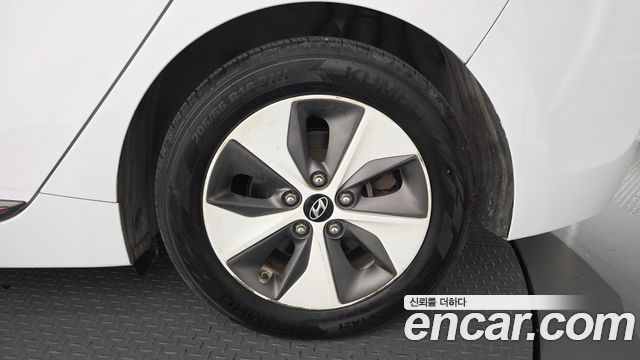 Hyundai Ioniq Electric Q 2017 — фото 27