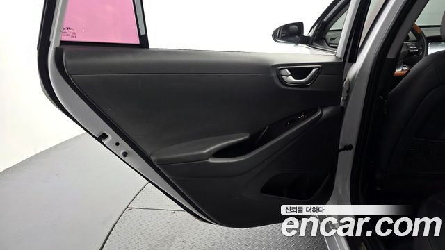 Hyundai Ioniq Electric Q 2017 — фото 31