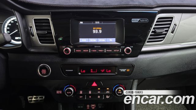 Kia Niro Luxury 2017 — фото 12