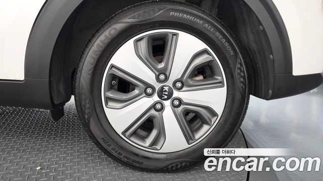 Kia Niro Luxury 2017 — фото 21
