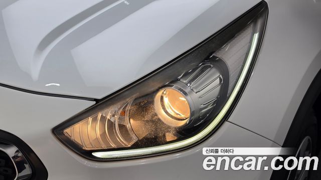 Kia Niro Luxury 2017 — фото 22