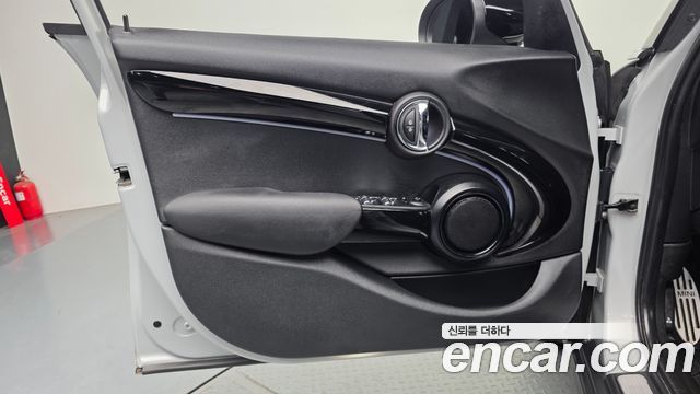 MINI Cooper S 5Door Classic Third Generation 2022 — фото 30