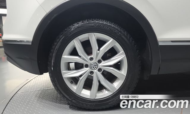 Volkswagen Tiguan (II) 2.0 TDI Premium 2020 — фото 5