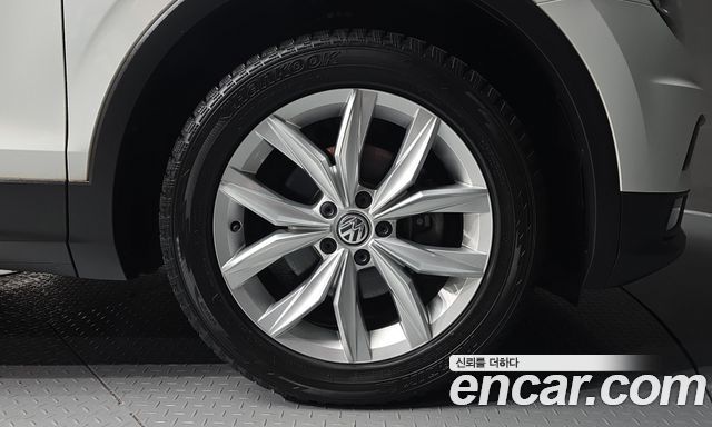 Volkswagen Tiguan (II) 2.0 TDI Premium 2020 — фото 21