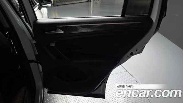 Volkswagen Tiguan (II) 2.0 TDI Premium 2020 — фото 25