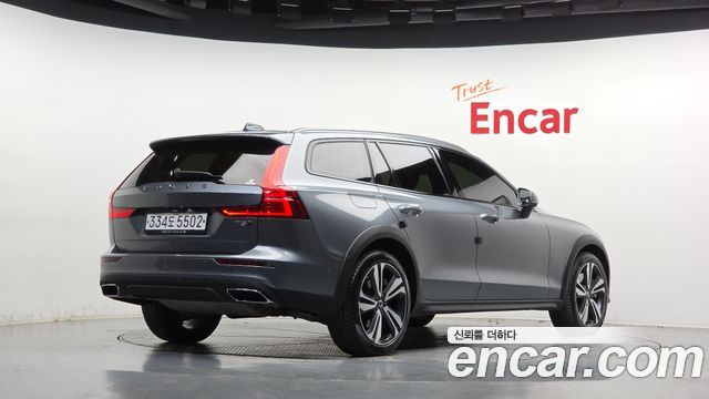 Volvo V60 Cross Country (II) T5 Pro AWD 2020 — фото 2