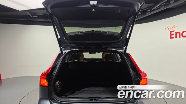 Volvo V60 Cross Country (II) T5 Pro AWD 2020 — фото 20