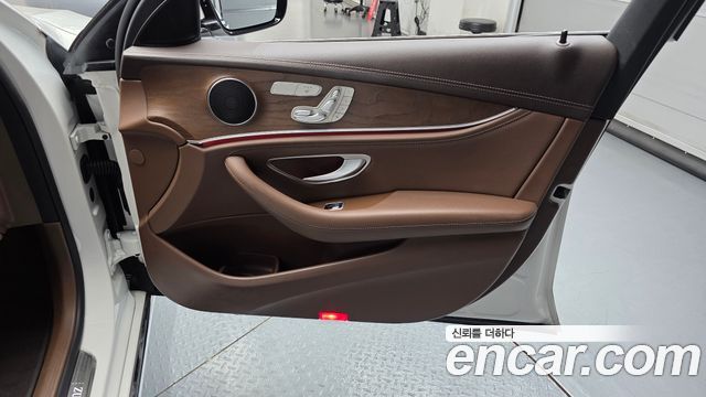 Mercedes-Benz E-Class (W213) E220d 4MATIC Exclusive 2020 — фото 25