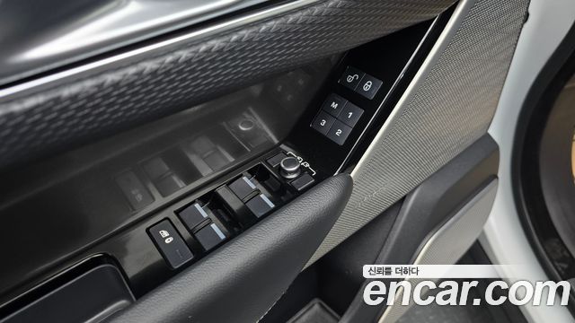 Land Rover Range Rover Velar 2.0 D240 SE 2019 — фото 19